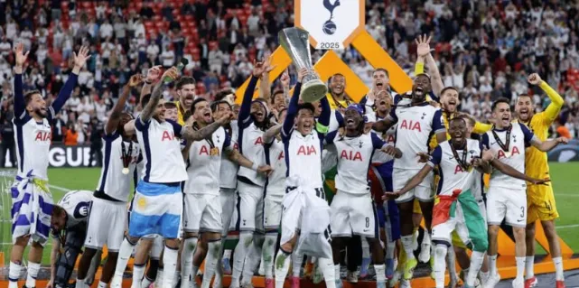 The Tottenham squad celebrates a historic victory, ending a 17-year trophy drought in dramatic fashion.